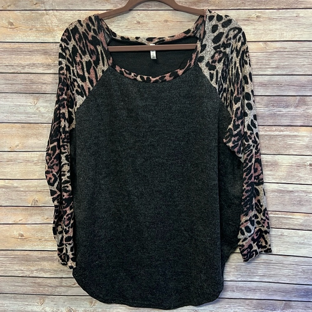 Acting Pro Gray Tunic w/ Animal Print Sleeves- Size M